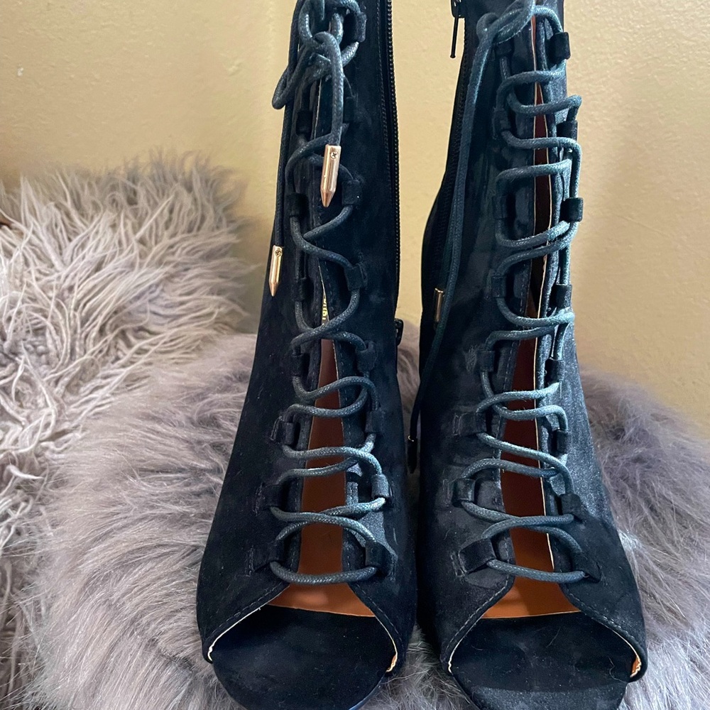 Cute  Vegan Suede Shoe Republic LA Booties Size 9
